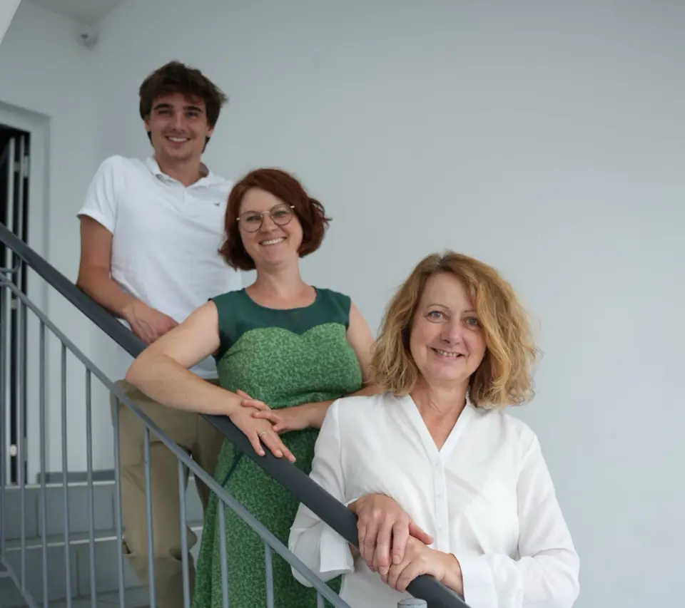 Das Team von Akteno im Treppenhaus in Dietmannsried